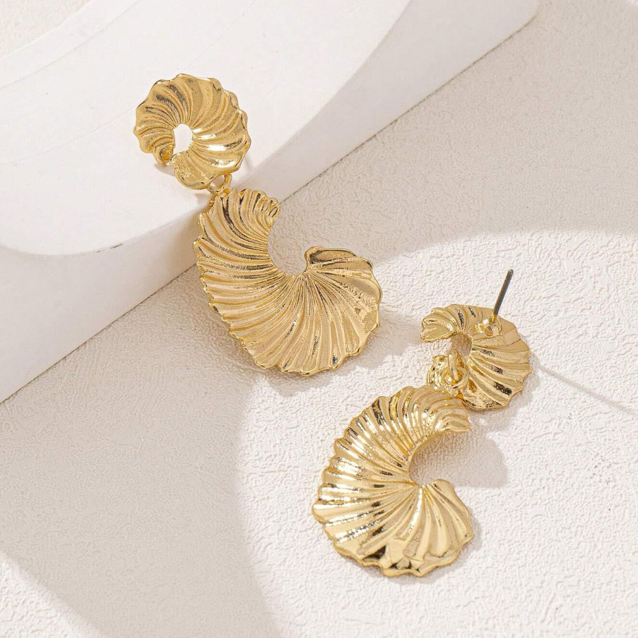 A pair of simple, elegant and comprehensive European and American style asymmetry geometric hanging earrings for women DRE60